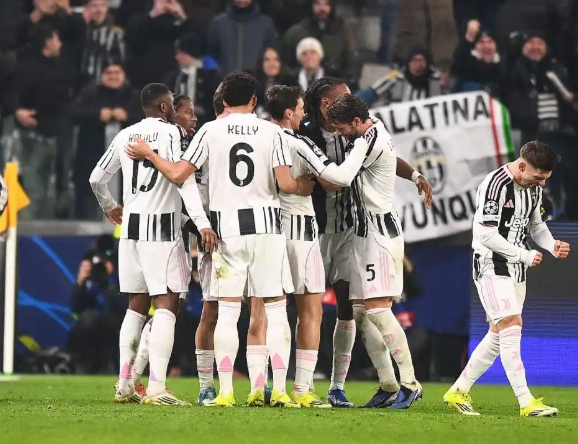 本菲卡0-2，三线崩盘，穆帅颜面无存！赛后狡辩，球迷嘘声一片|何塞·穆里尼奥|本菲卡足球俱乐部|穆里尼奥|罗马里尼奥|曼联_新浪体育_新浪新闻